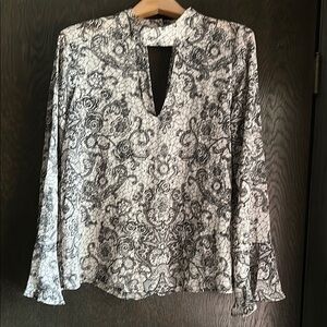 Marlowe & Graham
Black & White Bishop Sleeve Blouse with Mandarin Collar
Size L